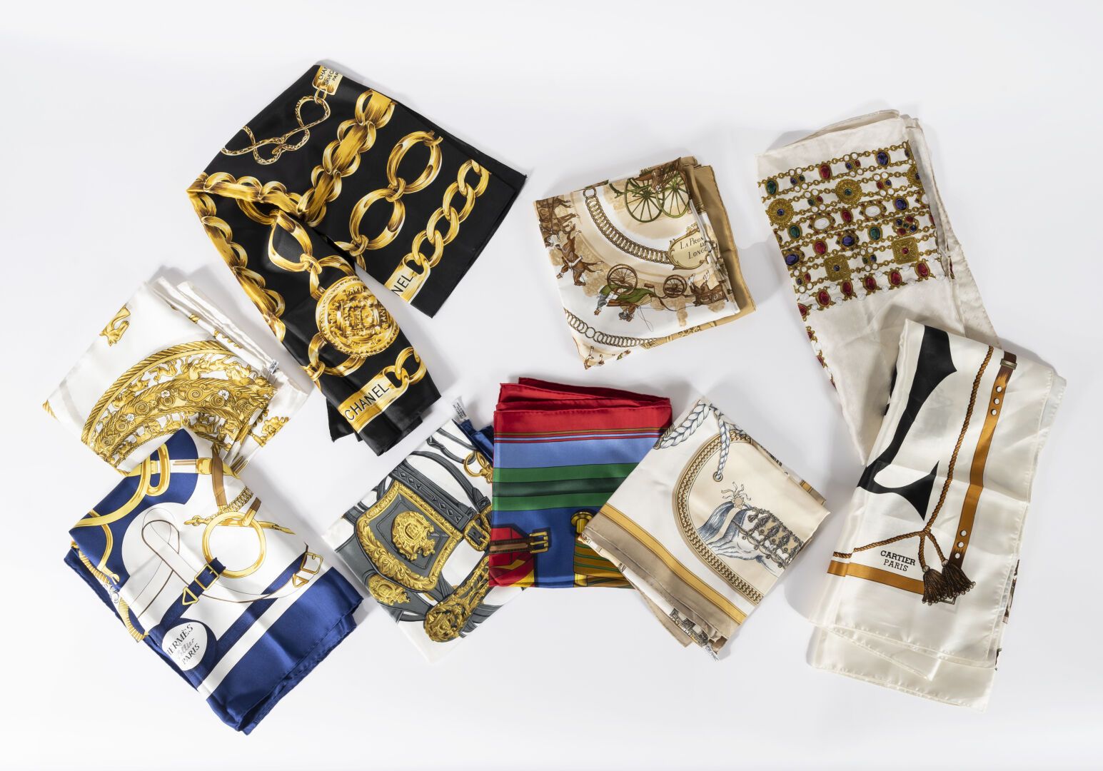 HERMES-CHANEL-CARTIER Ensemble de neuf foulards dont :

HERMES 

CHANEL 

CARTIE&hellip;