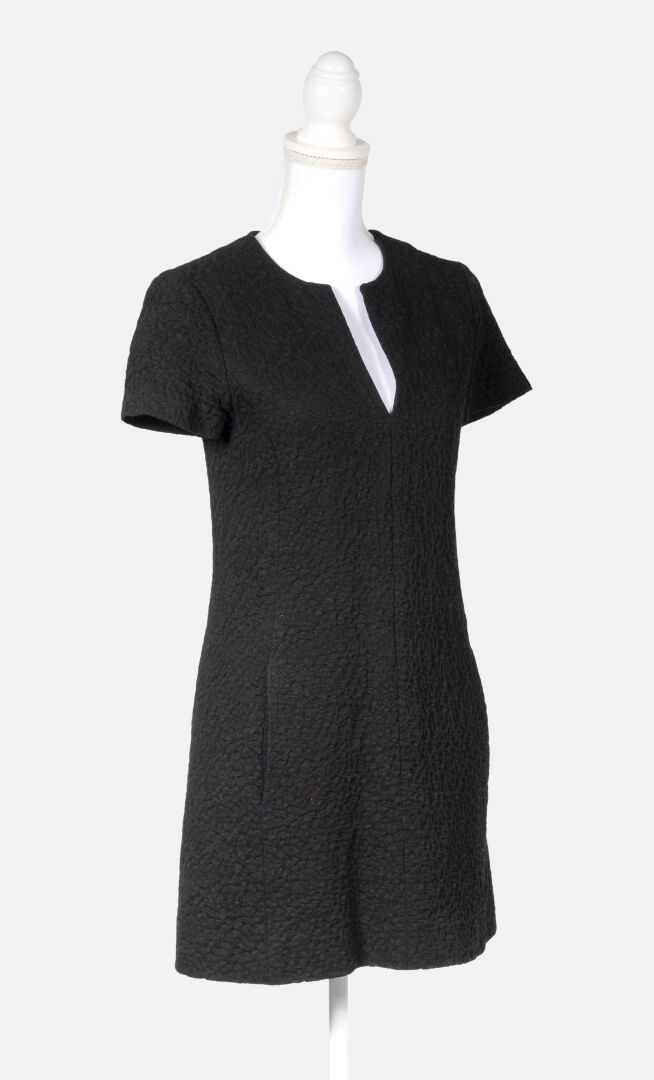 BALENCIAGA 黑色短袖棉质连衣裙

带有黑色刺绣图案的织物，形成一个抽象的设计。

尺寸36