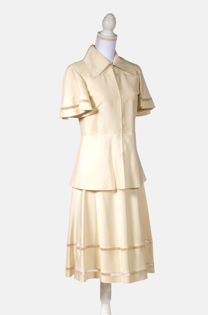 Ted LAPIDUS 丝绸裙装，袖子和裙底有镂空，胸宽88厘米，腰围75厘米，裙长71厘米。外套前面有轻微污渍
