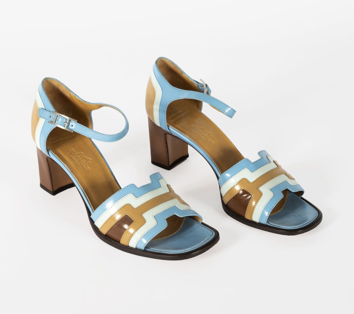 HERMES Hermès - Paio di sandali in vernice blu e beige

misura 37,5