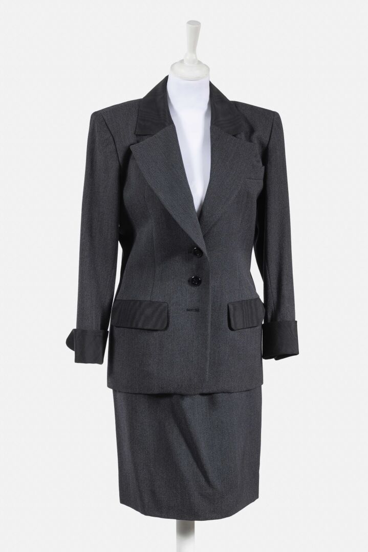SAINT LAURENT Rive Gauche 灰色斑驳的裙装套装，黑色罗缎镶边
尺寸36

使用状况，外套领口有褪色现象