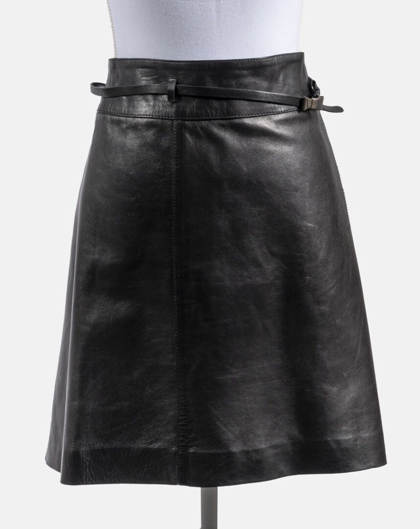 GUCCI Black leather trapeze skirt, belt
Size 46

New condition, label