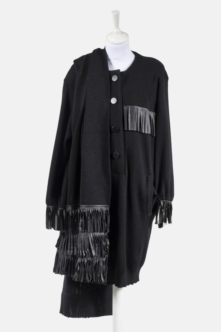 SAINT LAURENT Rive Gauche 黑色羊毛毛衣连衣裙，有黑色皮革纽扣和流苏，还有一条与之匹配的披肩 
尺寸40

状况非常好，披肩缺少标签