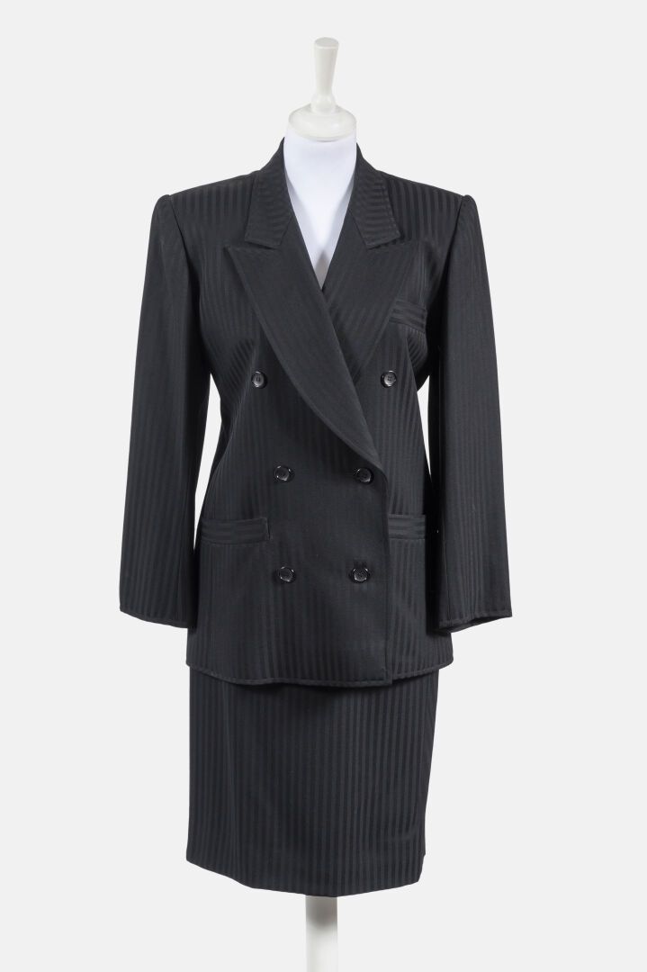 SAINT LAURENT Rive Gauche 西装：双排扣外套和黑色调条纹半身裙
尺寸36 

使用状况，外套领口有褪色现象