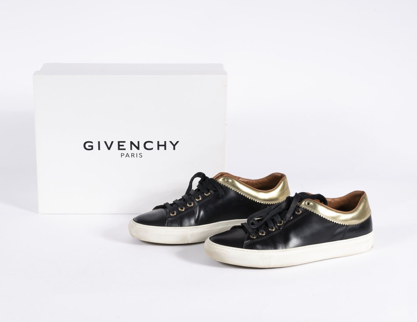 GIVENCHY Pair of black and gold patent leather sneakers
Size 40

Good condition,&hellip;