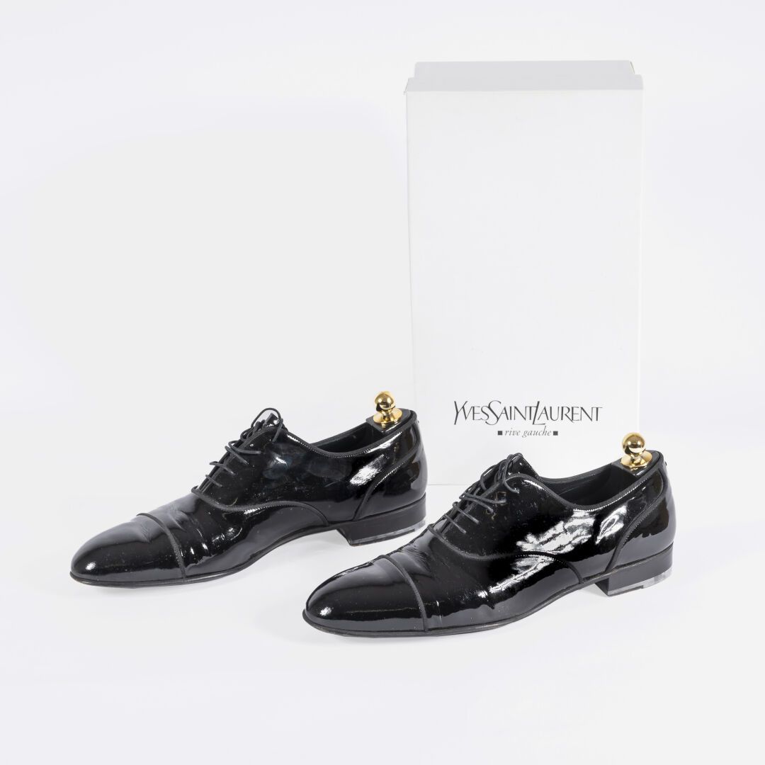 YVES SAINT LAURENT Paire de derbys en cuir vernis noir pour homme, à galons
Tail&hellip;