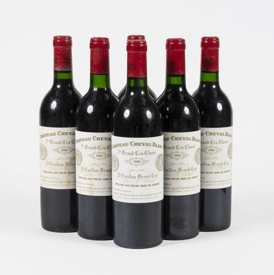 6 bouteilles Château Cheval Blanc 1988 白马酒庄1988年6瓶
圣埃米利永1级酒庄A级

酒标轻微受损，两个有污点。级别：&hellip;