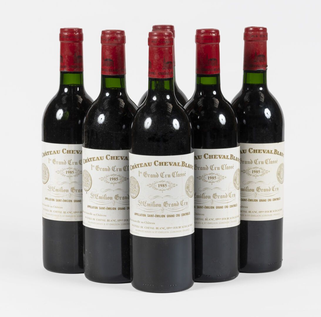 6 bouteilles Château Cheval Blanc 1985 6瓶 白马酒庄1985
圣埃米利永一级酒庄A级

两个瓶盖轻微损坏。四个标签略有污&hellip;