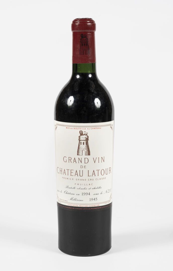 1 bouteille Château Latour 1945 拉图酒庄1945年酒1瓶
波亚克，一级特等酒庄
酒瓶于1994年由酒庄重新开瓶，并进行了重新包装&hellip;