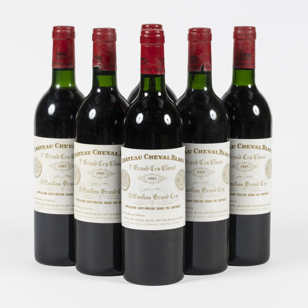 6 bouteilles Château Cheval Blanc 1985 6瓶 白马酒庄1985
圣埃米利永一级酒庄A级

两个轻微损坏的瓶盖。标签稍有损坏&hellip;