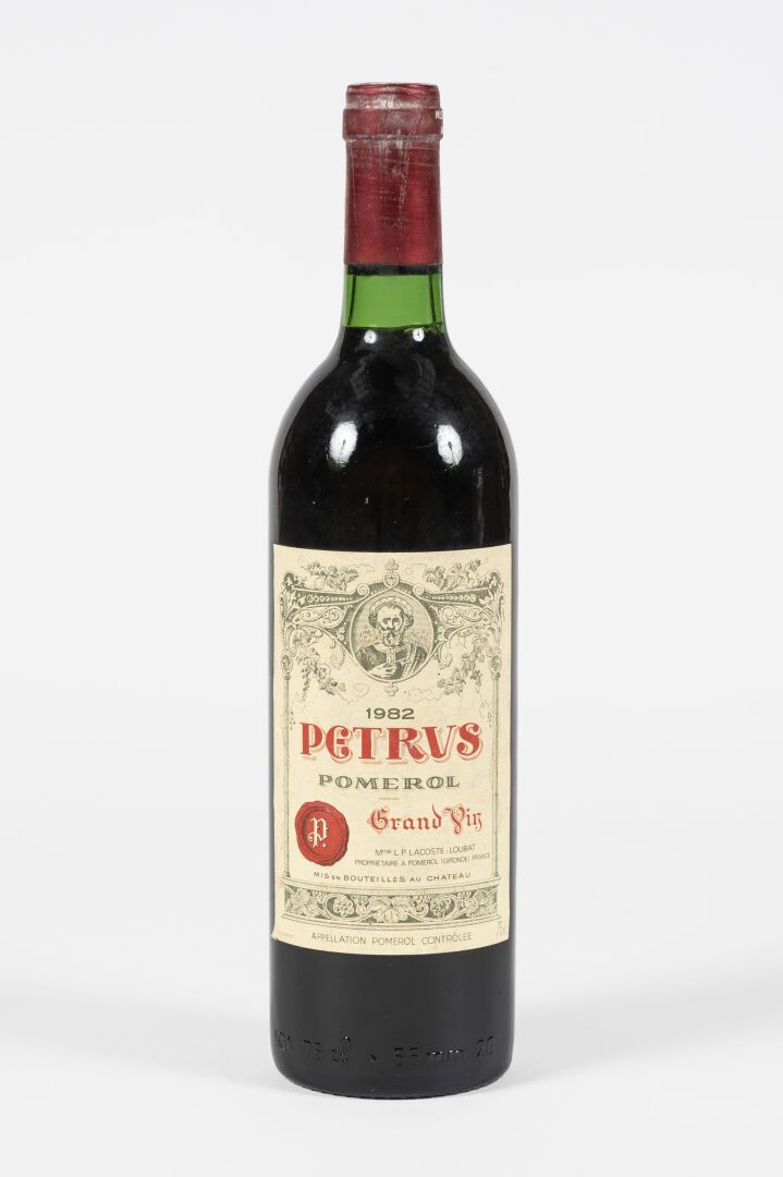 1 bouteille de Petrus 1982 1 bottle of Petrus 1982
Pomerol

Nice aspect. Level i&hellip;