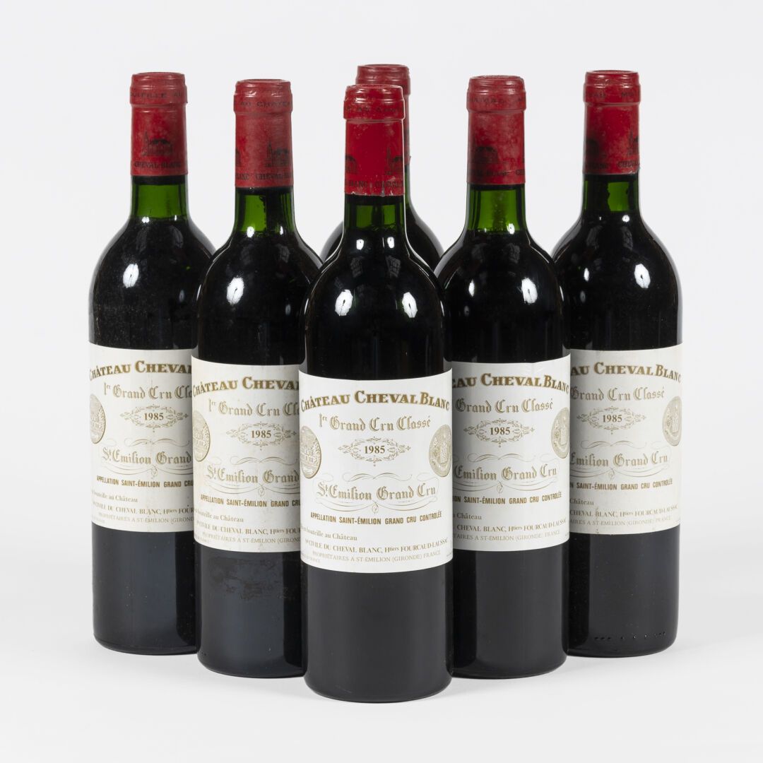 6 bouteilles Château Cheval Blanc 1985 6瓶 白马酒庄1985
圣埃米利永一级酒庄A级 

酒标略微受损。级别：颈部1级，&hellip;