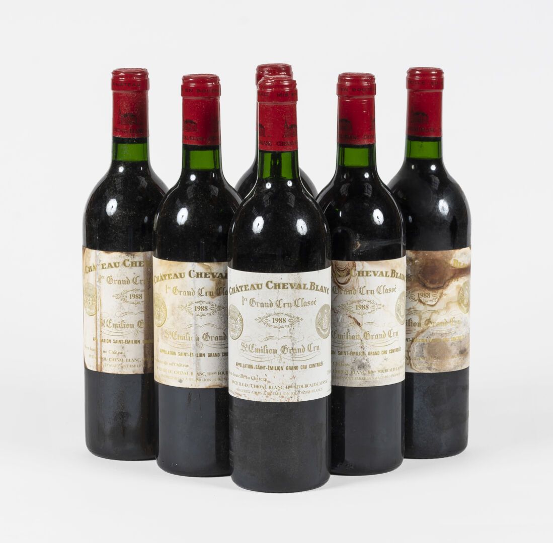 6 bouteilles Château Cheval Blanc 1988 白马酒庄1988年6瓶
圣埃米利永1级酒庄A级

损坏和污渍的标签。级别：颈部5级&hellip;