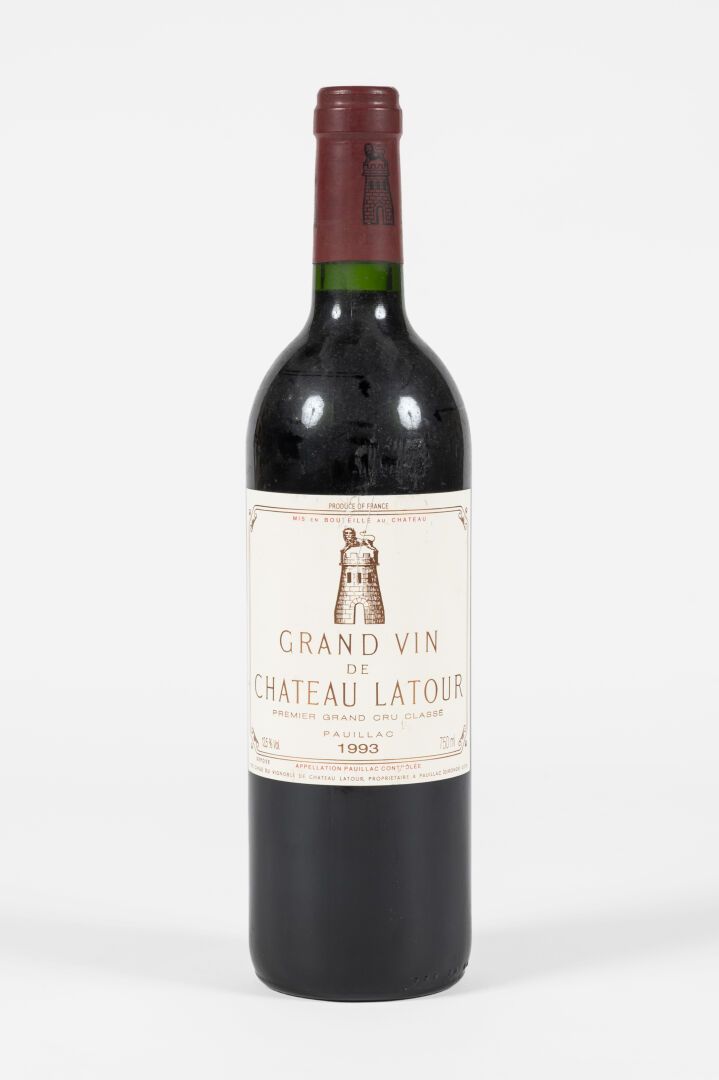 1 bouteille Château Latour 1993 拉图酒庄1993年1瓶
波亚克，一级特等酒庄

标签有轻微划痕。颈部水平。
酒标有轻微的划痕。进&hellip;