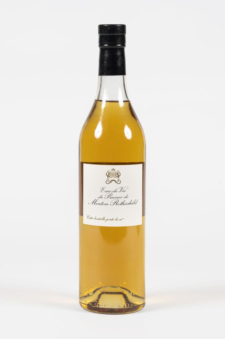 1 bouteille de 0,7 L d'eau de vie de prune de Mouton Rothschild 1瓶0.7L的木桐李子白兰地