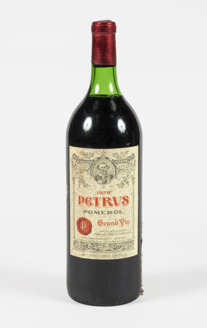 1 Magnum de Petrus 1976 佩特鲁斯1976年的1马格南酒
波美侯 

损坏的标签。肩部高度
沾有酒渣的酒标。肩部顶部水平