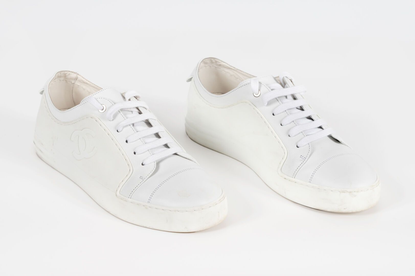 Pair of white low-top sneakers Size 38 Box and Dustbag…