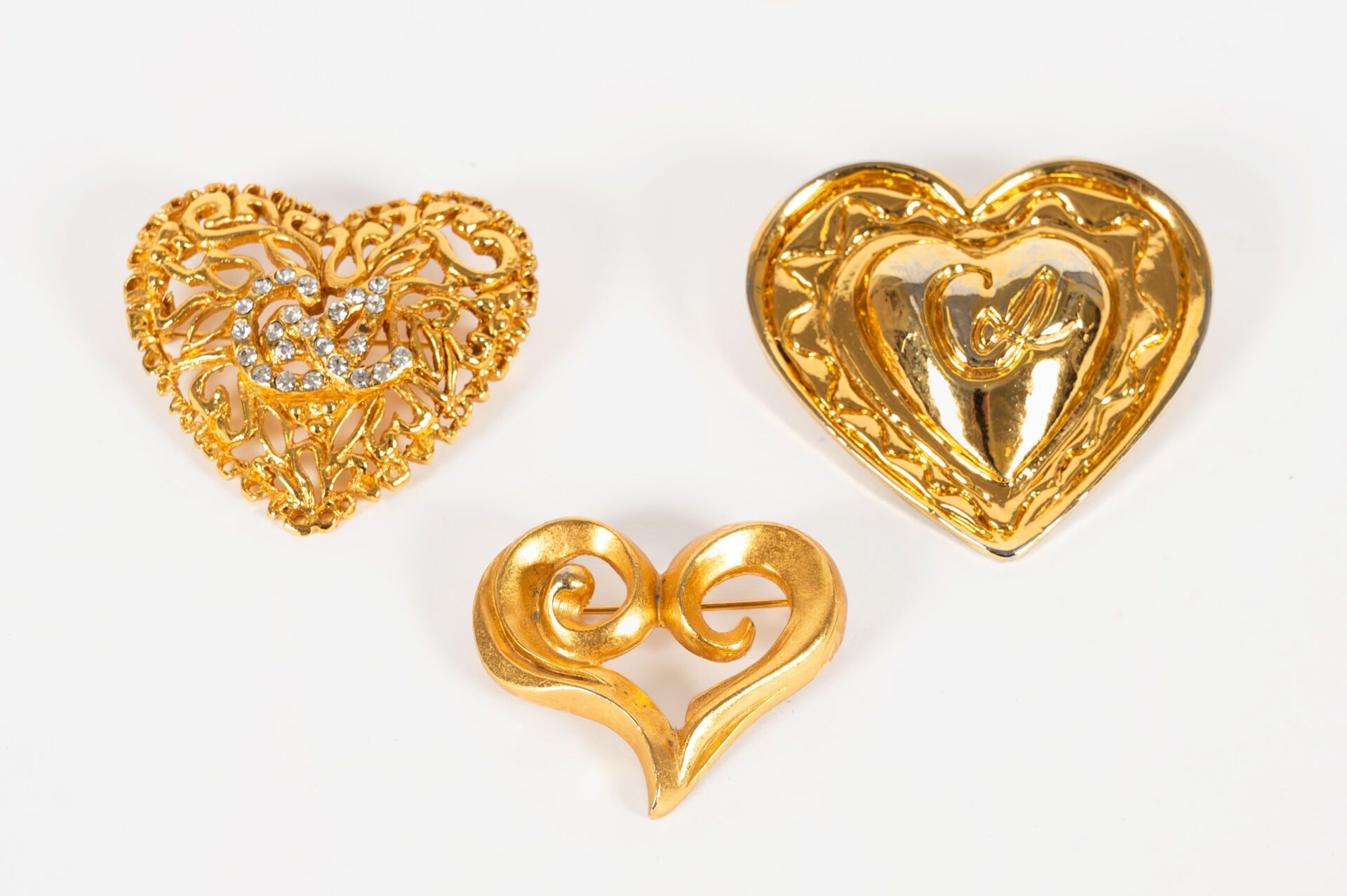 CHRISTIAN LACROIX Ensemble de trois broches cœur en métal doré, dont une ornée d&hellip;