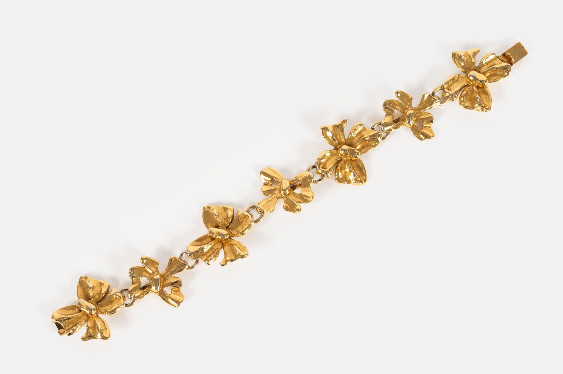 YVES SAINT LAURENT Bracelet articulé à motifs de nœuds en métal doré, siglé YSL
&hellip;