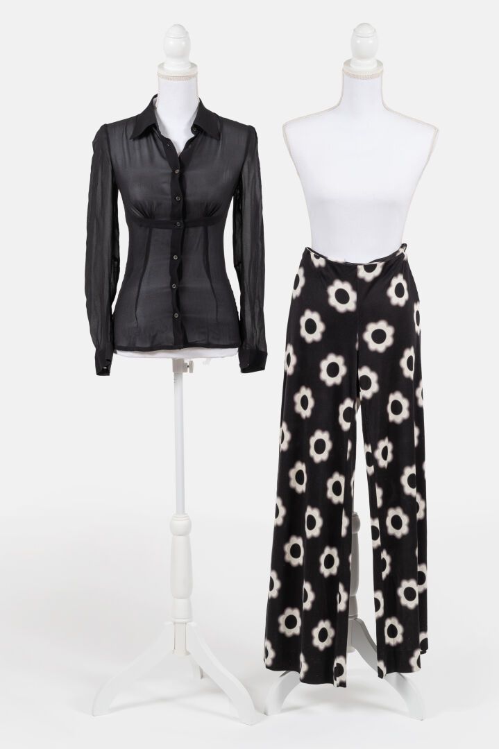 PRADA Los bestehend aus:

Bluse aus schwarzem Viskose-Voile, Größe 38, gebraucht&hellip;