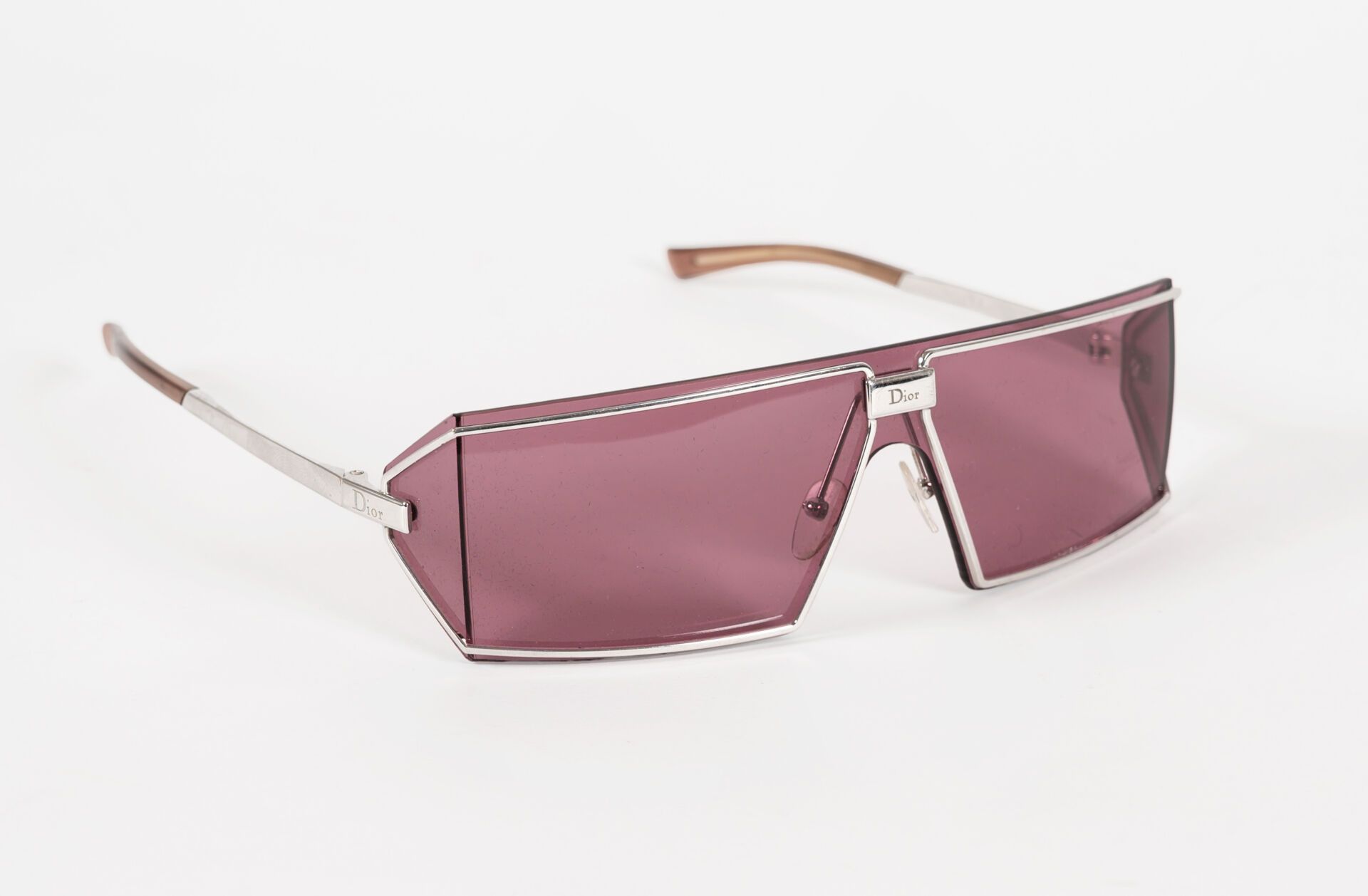 CHRISTIAN DIOR Ein Paar Sonnenbrillen aus rosafarbenem Glas 

Sehr guter Allgeme&hellip;