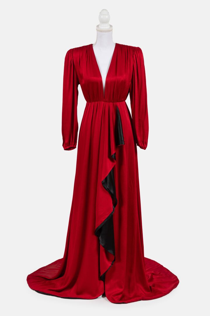 GUCCI Langes Abendkleid aus roter Viskose. 
Größe 36

Guter Allgemeinzustand