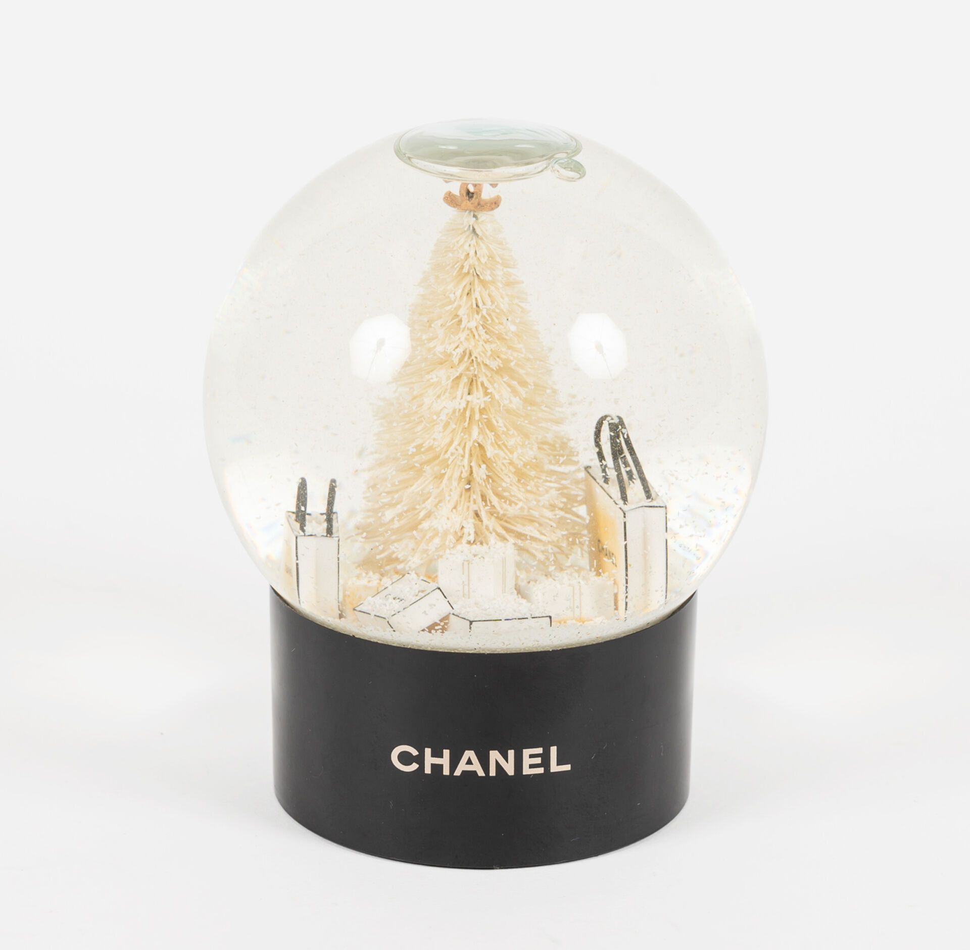 CHANEL Boule de Noël représentant un sapin et des sacs Chanel
Probablement cadea&hellip;