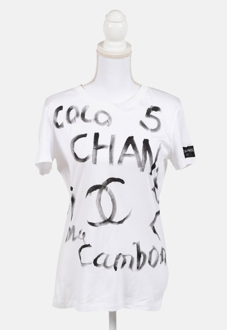 CHANEL T-shirt a maniche corte in cotone bianco Chanel 31 rue Cambon 
Collezione&hellip;