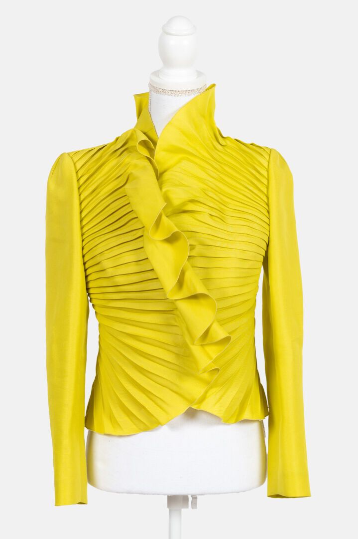 VALENTINO Asymmetrische Bluse mit hohem Kragen aus gelber plissierter Seide.
Grö&hellip;