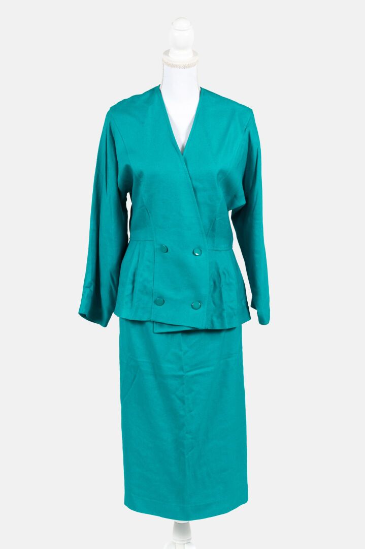 PIERRE CARDIN Ensemble jupe veste en lin vert émeraude
Taille 42

État d'usage, &hellip;