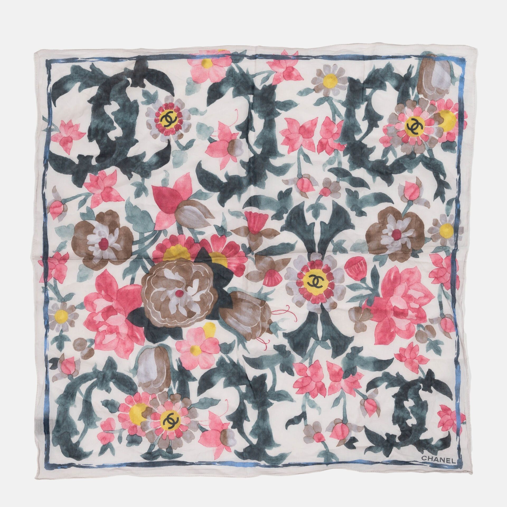 CHANEL Foulard en coton imprimé à motif de fleurs, marqué Chanel
Griffe
55 x 55 &hellip;