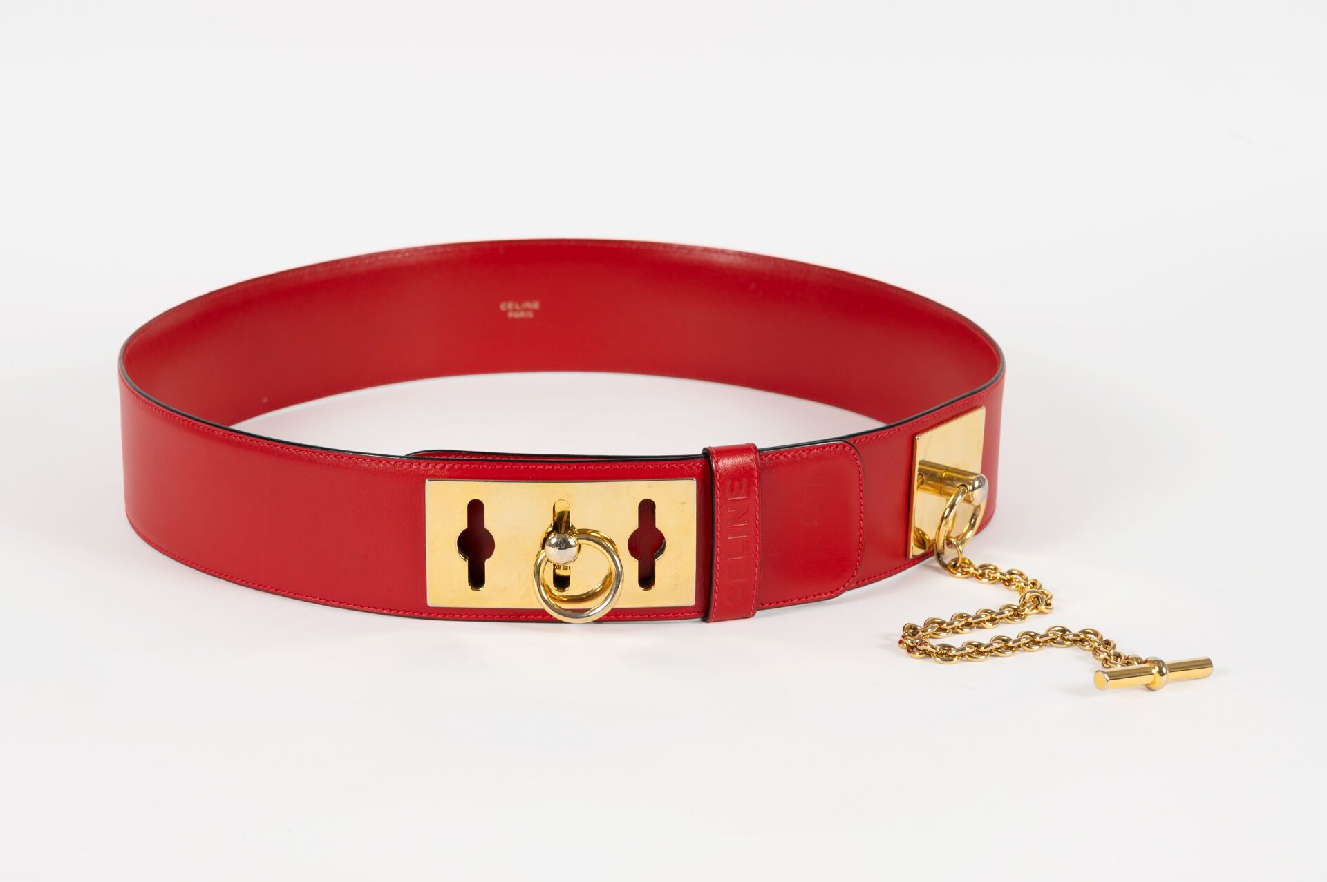 CELINE Roter Ledergürtel mit goldfarbener Metallschließe.
Länge: 100 cm - Größe &hellip;