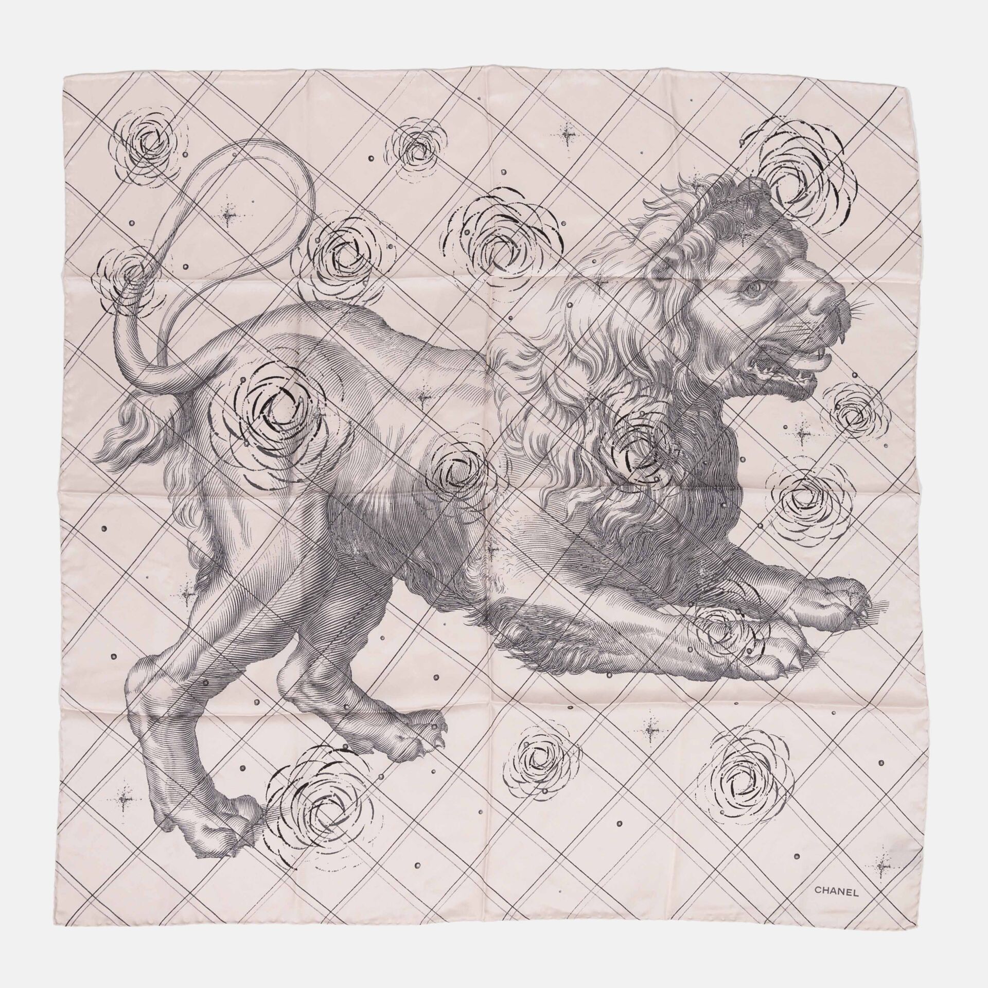 CHANEL Foulard en twill de soie vieux rose représentant un lion dans un assembla&hellip;