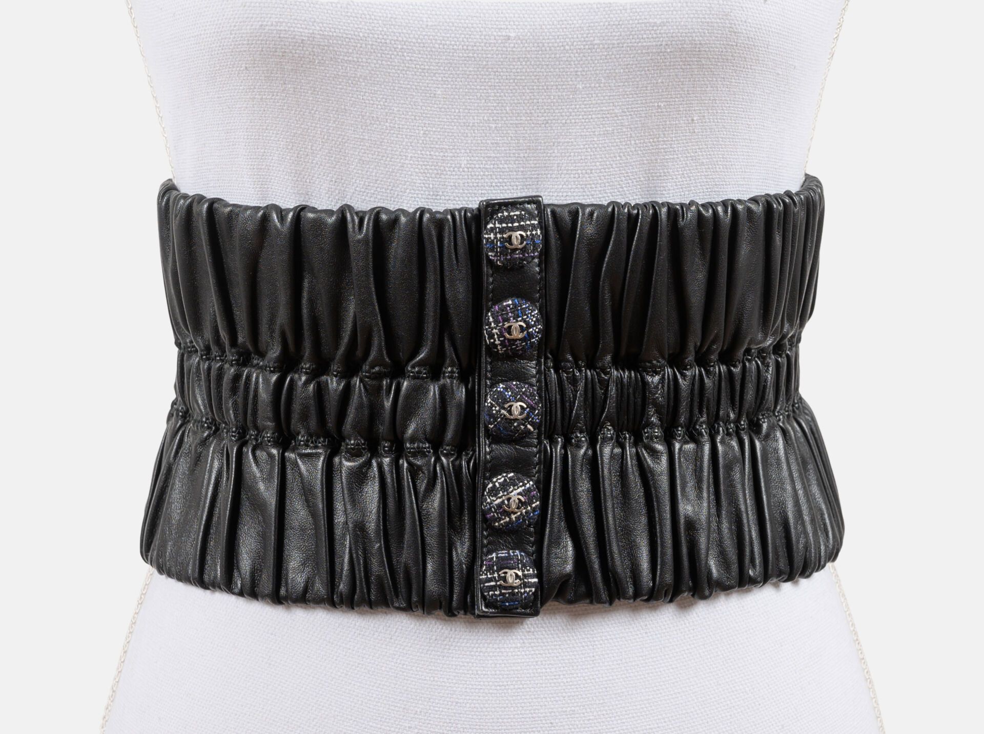 CHANEL Cintura in pelle nera increspata con bottoni a pressione in tweed con log&hellip;