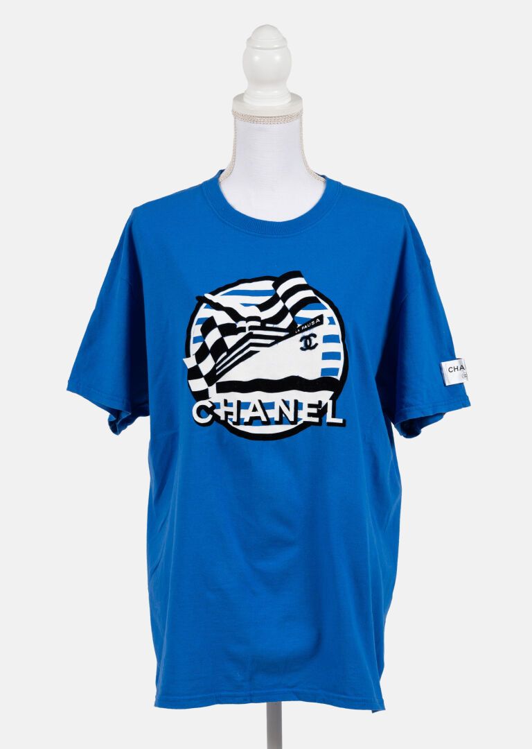 CHANEL Kurzärmeliges T-Shirt aus blauer Baumwolle.
Kollektion La Pausa
Größe L

&hellip;