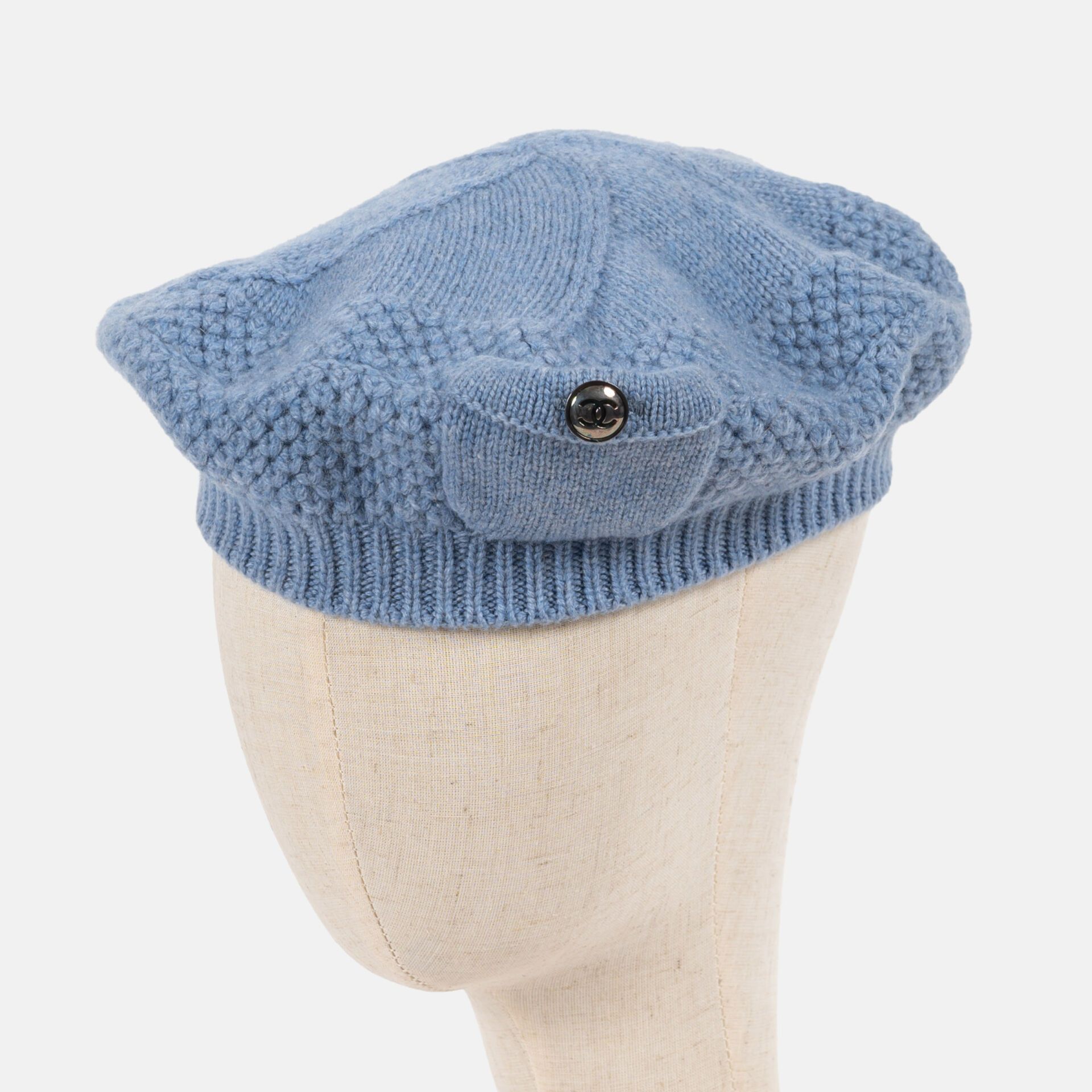 CHANEL Béret en cachemire bleu chiné, petite poche latérale à bouton en métal no&hellip;