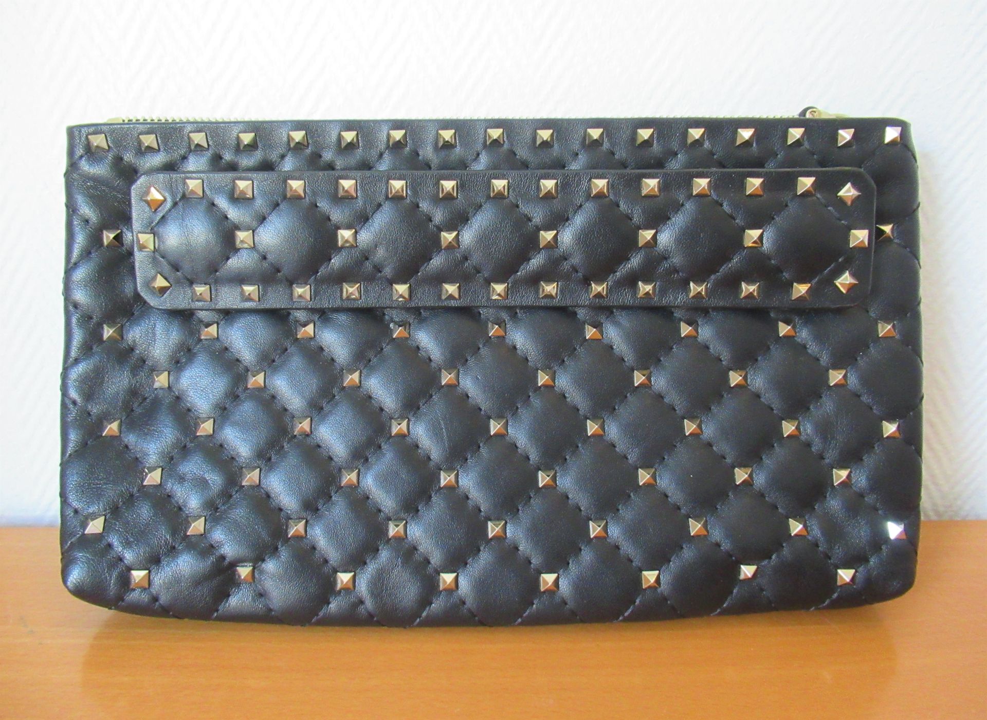 VALENTINO Black leather pouch with studs, zipper 27 x 15 cm Condition as new