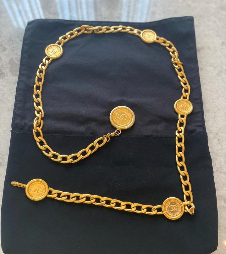 CHANEL 
Cinturón Chanel en metal dorado. Longitud 96 cm. Muy buen estado