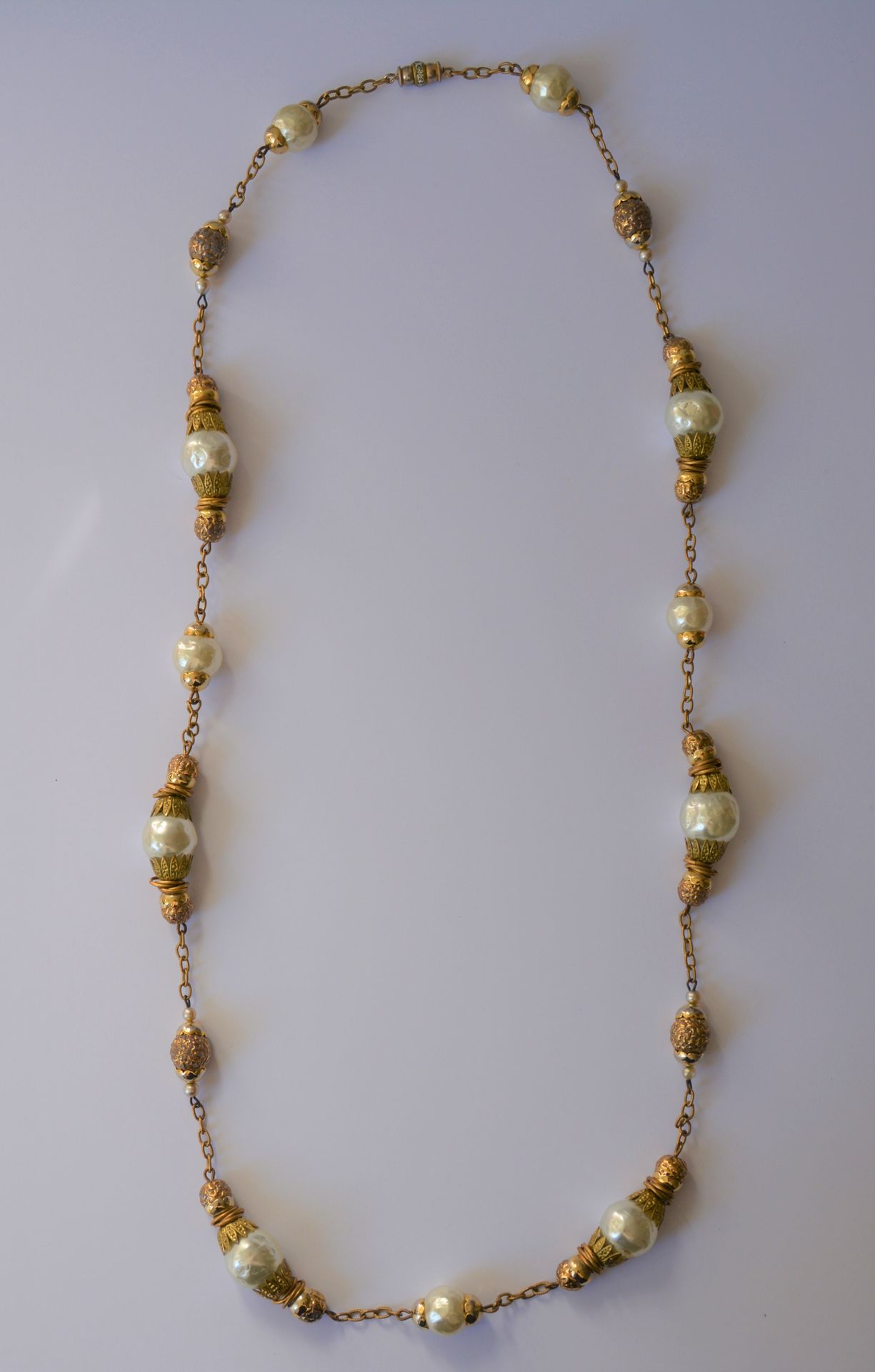 Dans le goût de Chanel 
香奈儿味道的项链。仿巴洛克珍珠花式项链，象牙色，金色金属链。长度：85厘米
