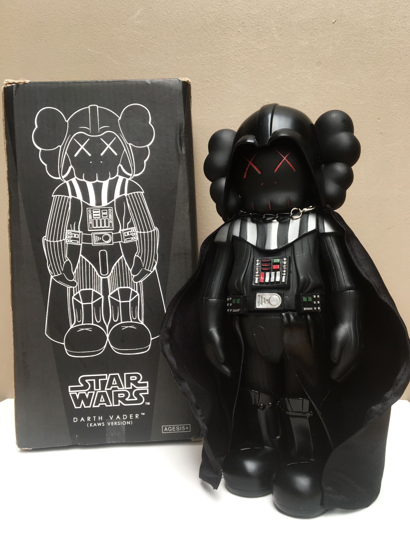 KAWS Star Wars - Darth Vader 2013. Größe 11x26x6 cm. Entworfen von Kaws und Medi&hellip;