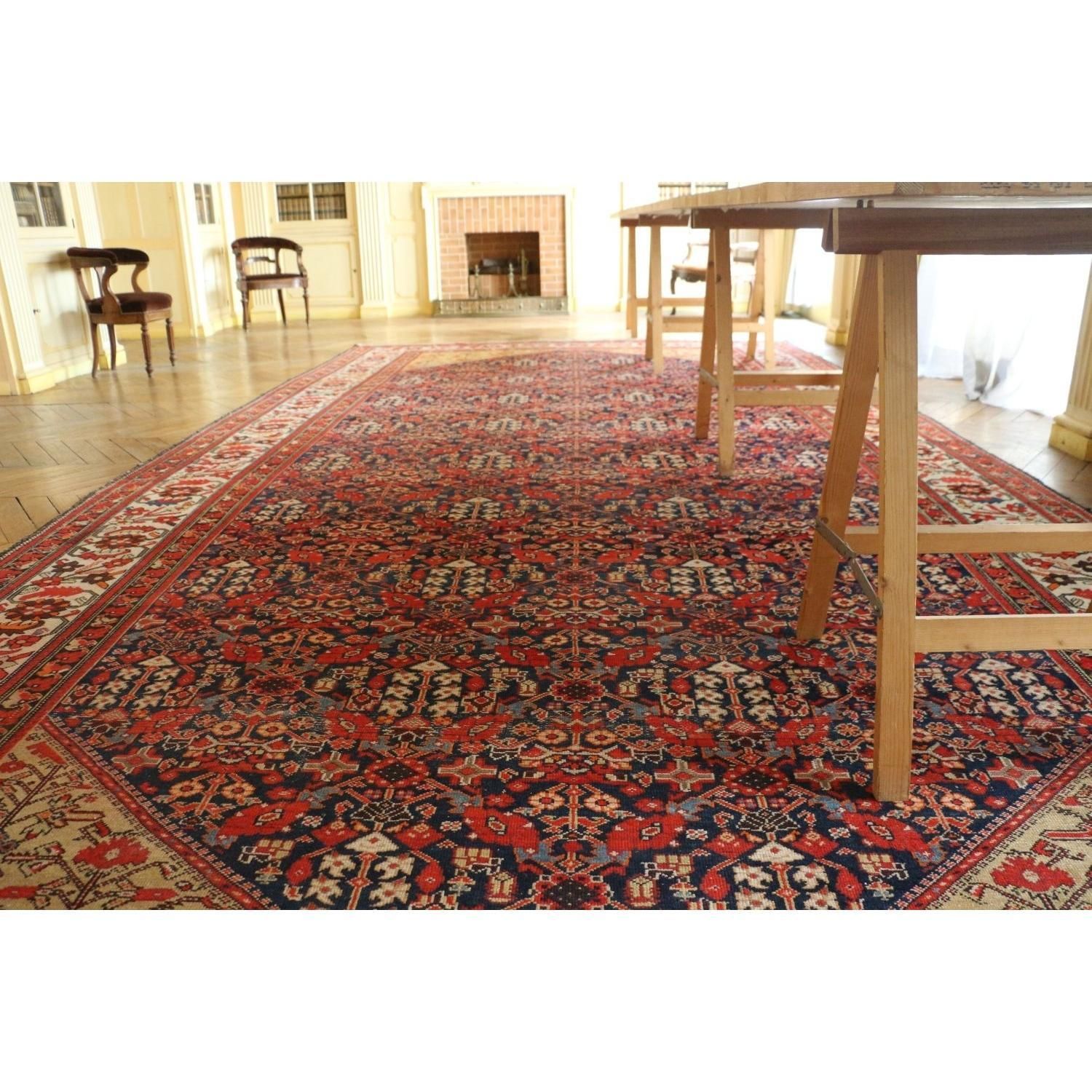 IMPORTANT TAPIS D'ORIENT EN LAINE 重要的东方羊毛地毯

海军场上有herati的装饰，像窗台一样。

奶油色的边框。

一张重&hellip;