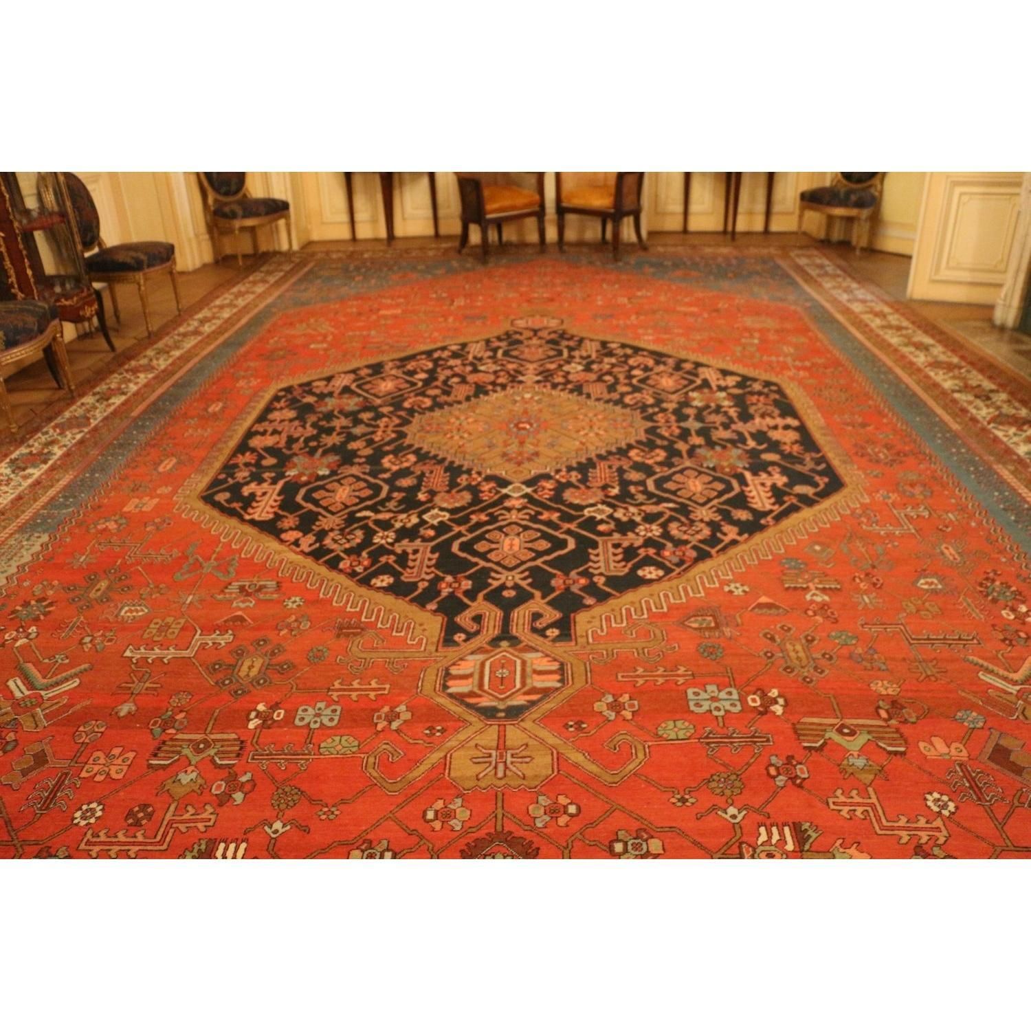 IMPORTANT TAPIS D'ORIENT EN LAINE Important oriental wool carpet.

Brick and nav&hellip;