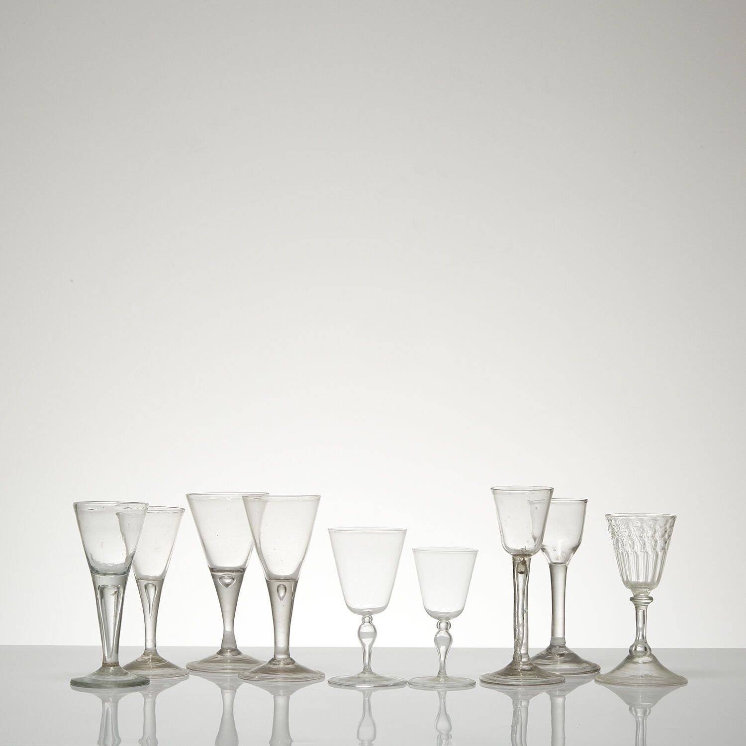ENSEMBLE DE NEUF VERRES À JAMBES, ÉPOQUE XVIIIe SIÈCLE 一套九个吹制玻璃腿杯。

不同的模式。

十八世纪&hellip;