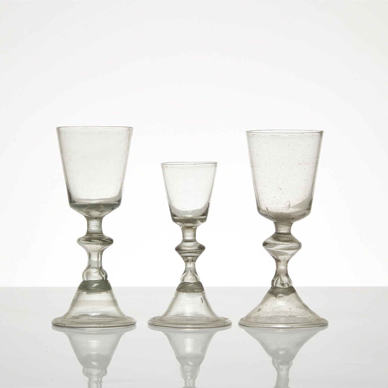 ENSEMBLE DE TROIS VERRES À JAMBES, FRANCE, VERS 1760-1780 Set of three glasses w&hellip;
