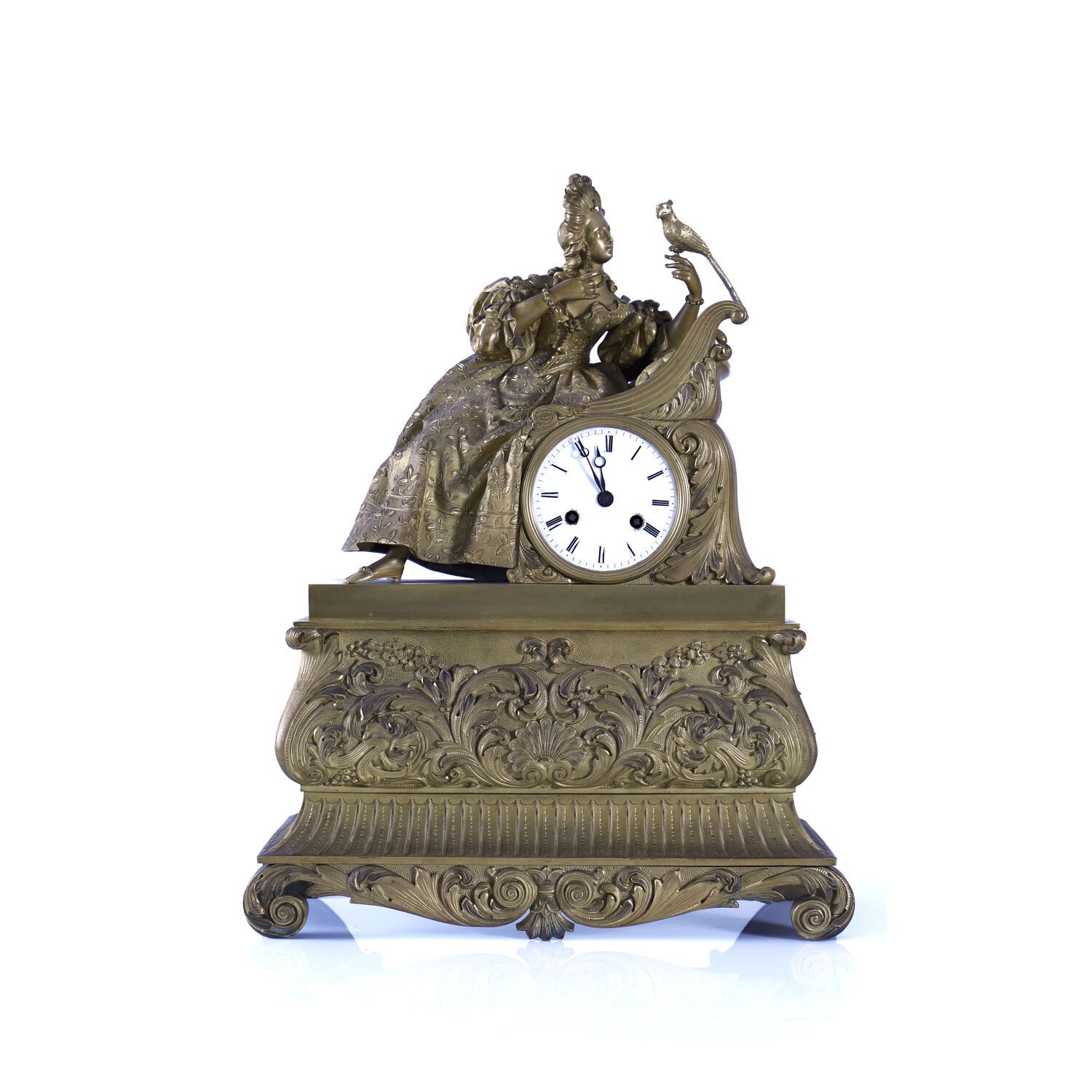 PENDULE BORNE, ÉPOQUE ROMANTIQUE 鎏金铜钟。

模型上有一个优雅的坐着的女人在观察她手上的鹦鹉。

搪瓷表盘。

浪漫主义时期。&hellip;