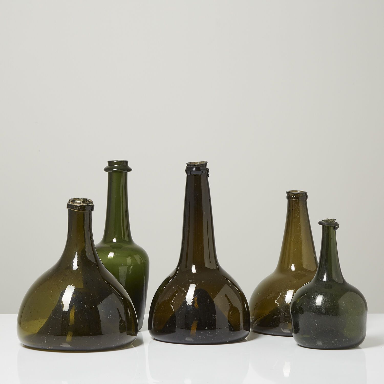 LOT DE CINQ BOUTEILLES EN VERRE TEINTÉ VERT, ÉPOQUE XVIIIe SIÈCLE 一套五个绿色的有色玻璃瓶。其&hellip;