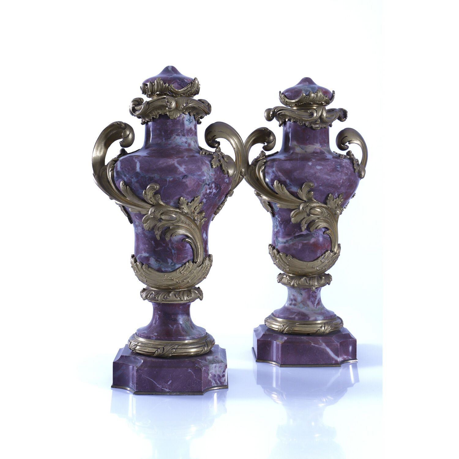 PAIRE DE VASES COUVERTS, ÉPOQUE FIN XIXÈME SIÈCLE 一对比利牛斯大理石柱状花瓶，带有美丽的罗盖尔装饰的乌木框架。&hellip;