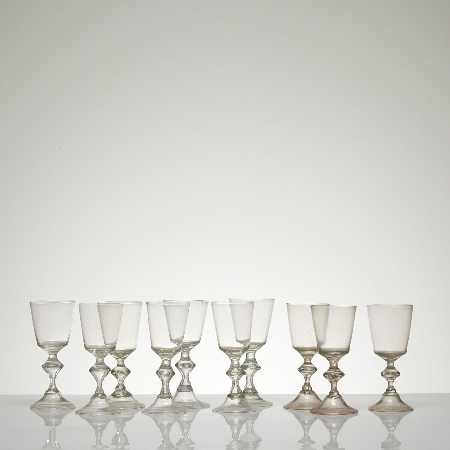 ENSEMBLE DE SEPTS HAUTS VERRES À JAMBES, FRANCE, VERS 1760-1780 一套七只高脚玻璃杯，吹制而成。模&hellip;