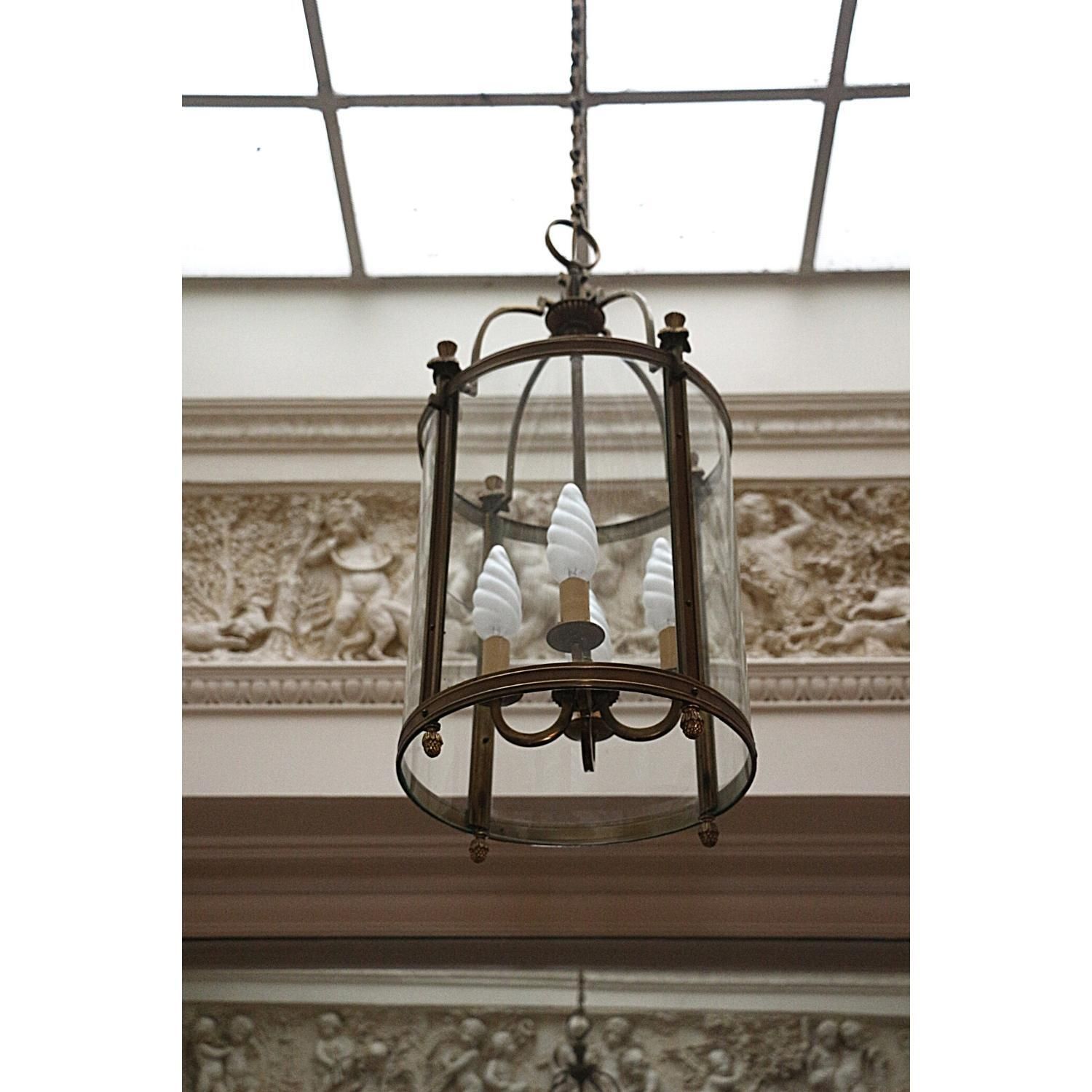 LANTERNE CIRCULAIRE EN BRONZE DORÉ ET VERRE, MODÈLE DE STYLE LOUIS XVI 鎏金铜和玻璃的圆形&hellip;