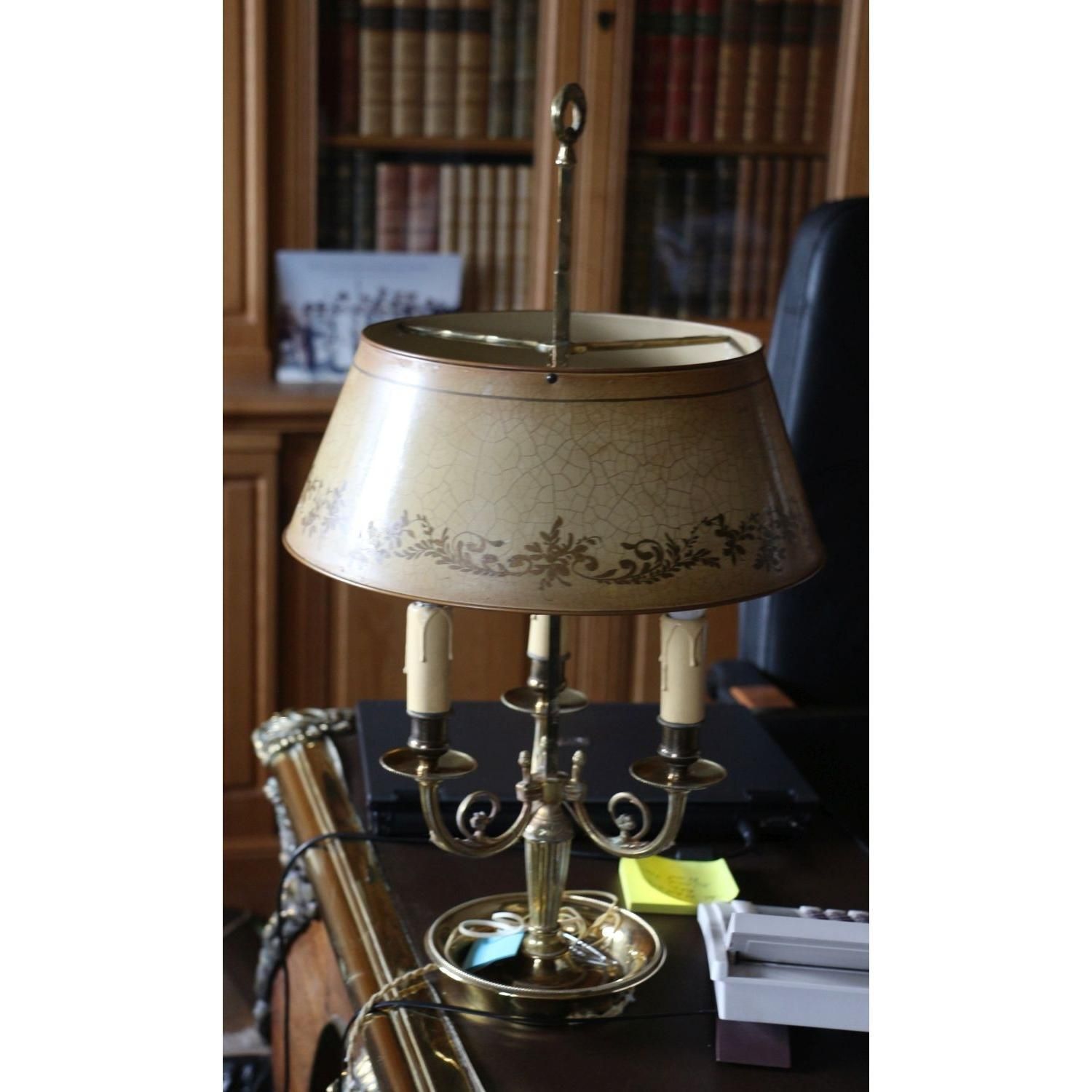LAMPE BOUILLOTTE EN BRONZE CISELÉ ET DORÉ, STYLE LOUIS XVI 热水瓶灯，青铜凿刻和镀金。

圆形底座。
&hellip;